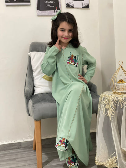 جلابة بنات أنيقة بتطريز راقٍ – من 4 إلى 14 سنة