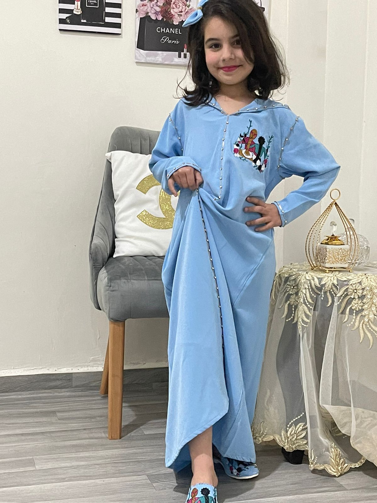 جلابة بنات أنيقة بتطريز راقٍ – من 4 إلى 14 سنة